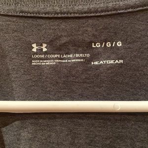Under Armour Size Large short sleeve shirt dry fit material gray